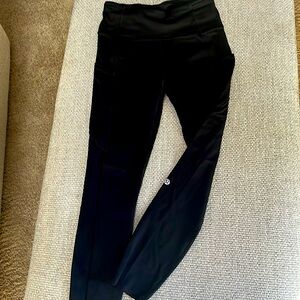 Lululemon tights with pocket and raw edge. Size 6. Very good condition.
